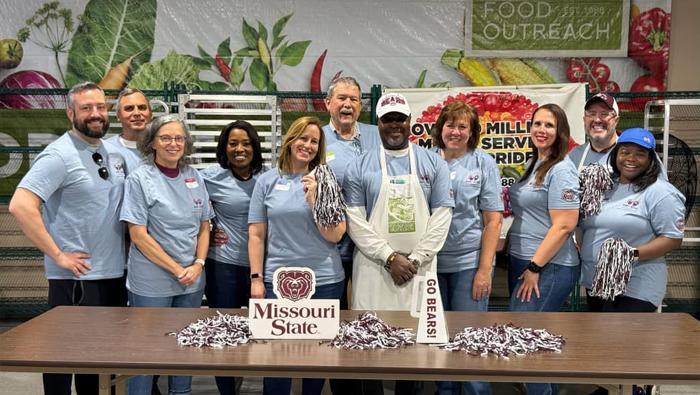 Members of the St. Louis Alumni Chapter volunteer with Food Outreach.